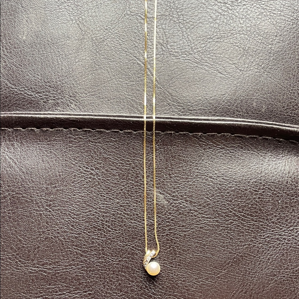 Sophisticated Gold Necklace with Pearl Accent